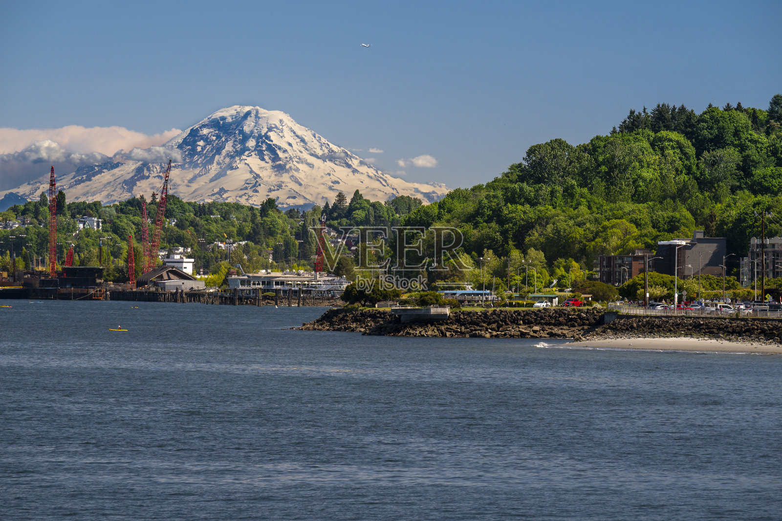 乘坐渡轮时,西雅图西部的雷尼尔山照片摄影图片