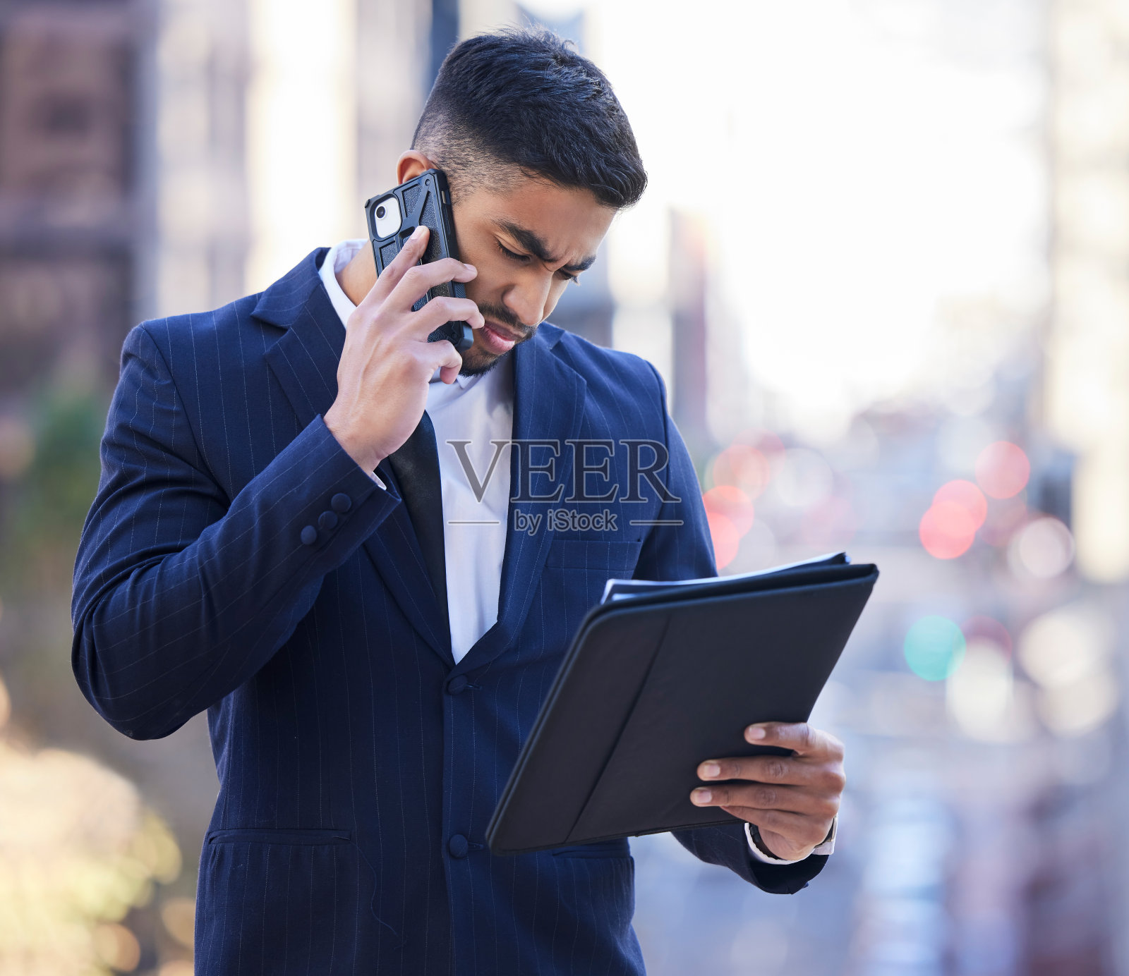 一个年轻人在城里出警照片摄影图片