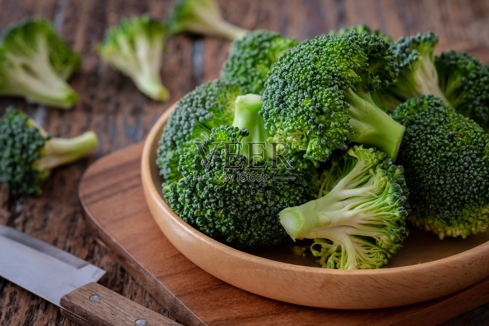 新鲜的绿色花椰菜放在木盘里照片摄影图片