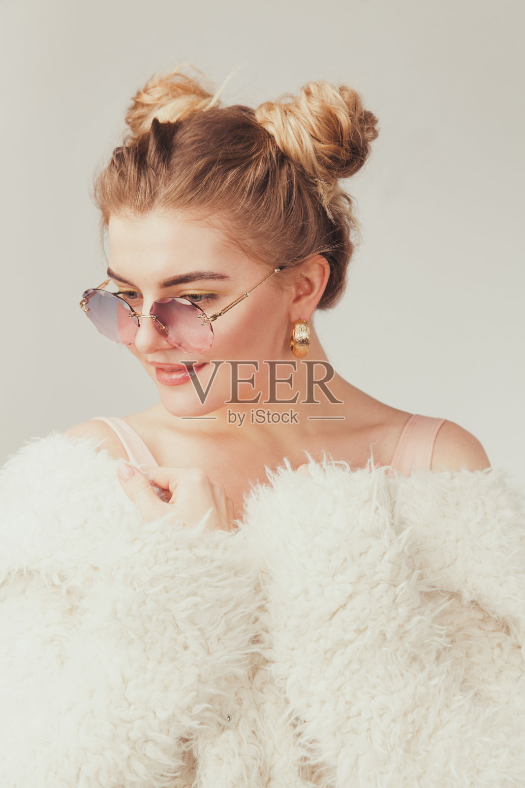 漂亮时尚的女人穿着舒适的毛皮大衣照片摄影图片