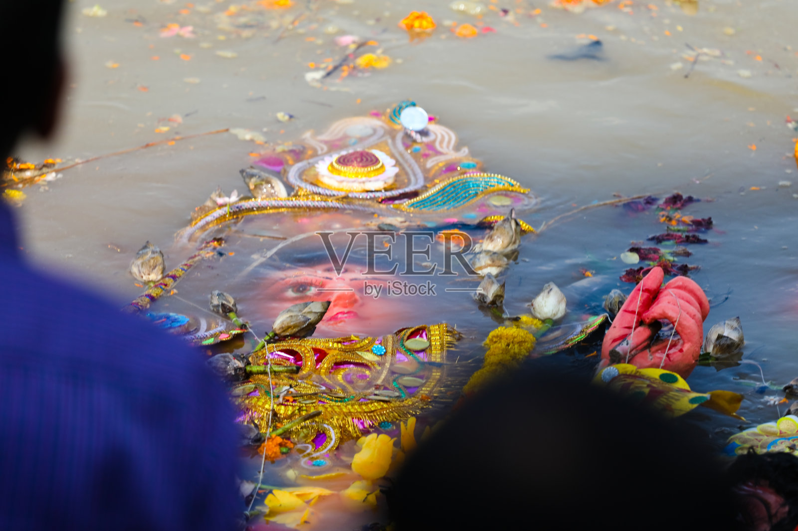加尔各答的Durga Puja -部分淹没在恒河中的女神Durga照片摄影图片