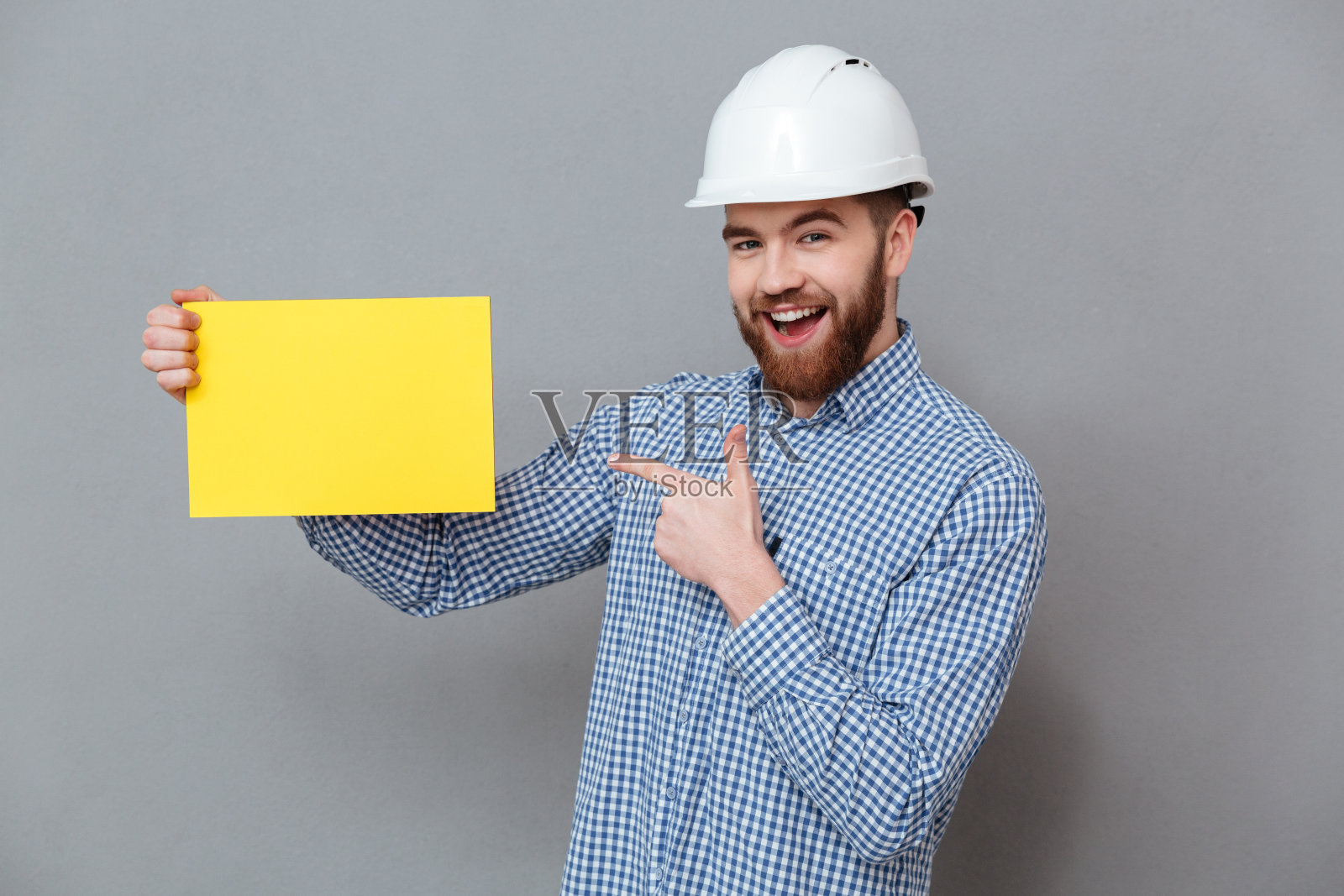 快乐的男人戴着头盔,手里拿着白板照片摄影图片