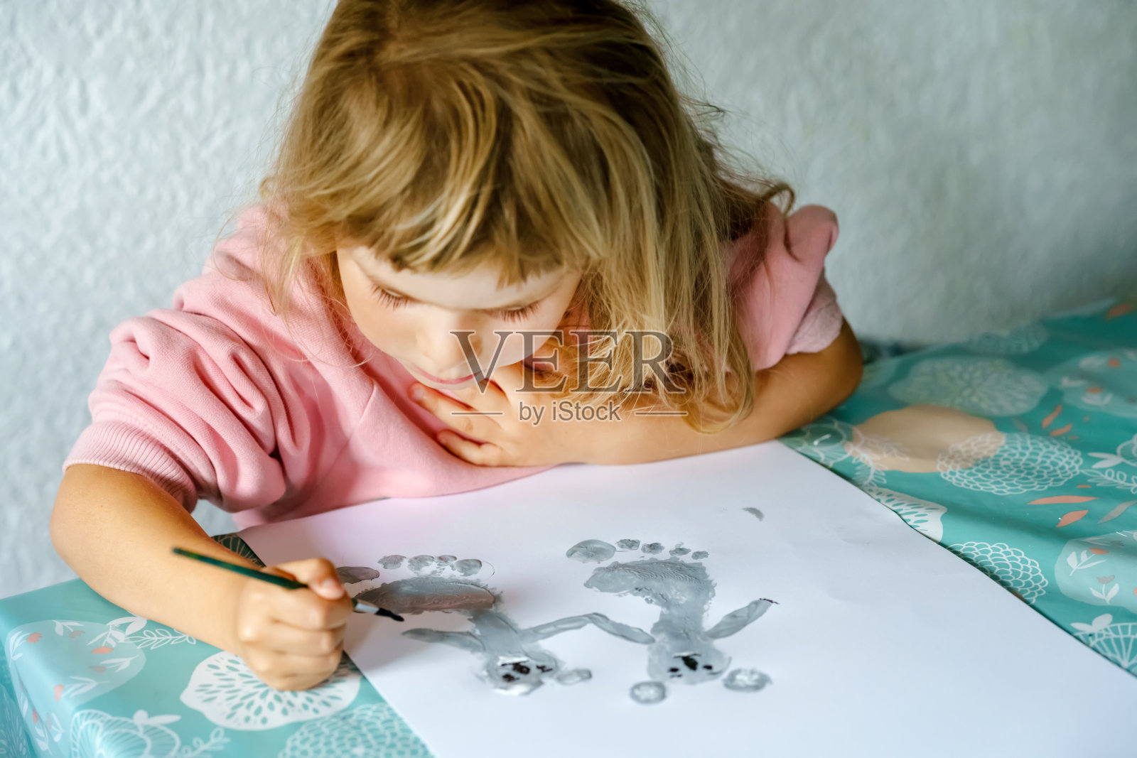 有创意的小女孩用手指着色画考拉熊。活泼的孩子喜欢在家里,幼儿园或学前班画动物。儿童教育和远程学习照片摄影图片