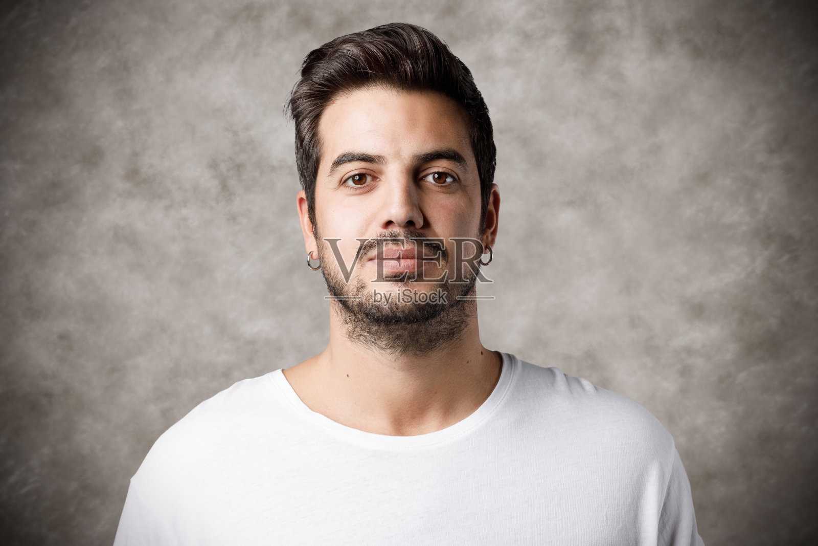 灰色背景下年轻男子的大头照照片摄影图片