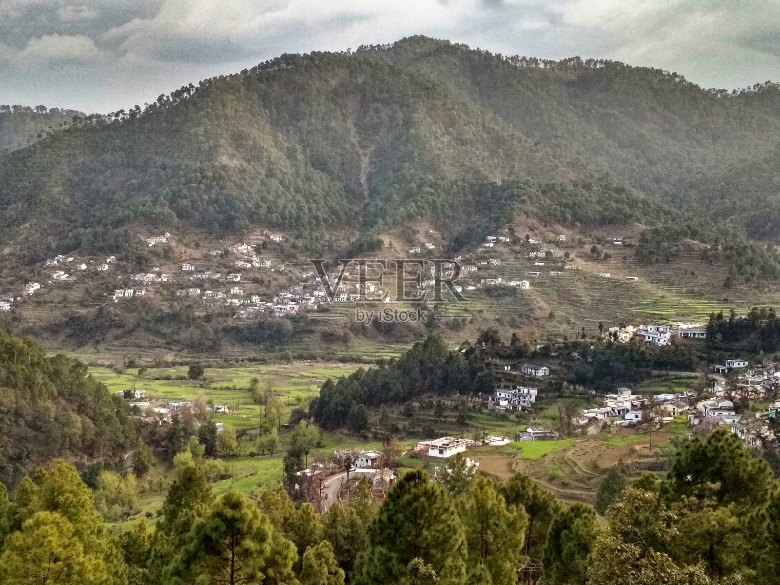 喜马拉雅山谷中的村庄照片摄影图片