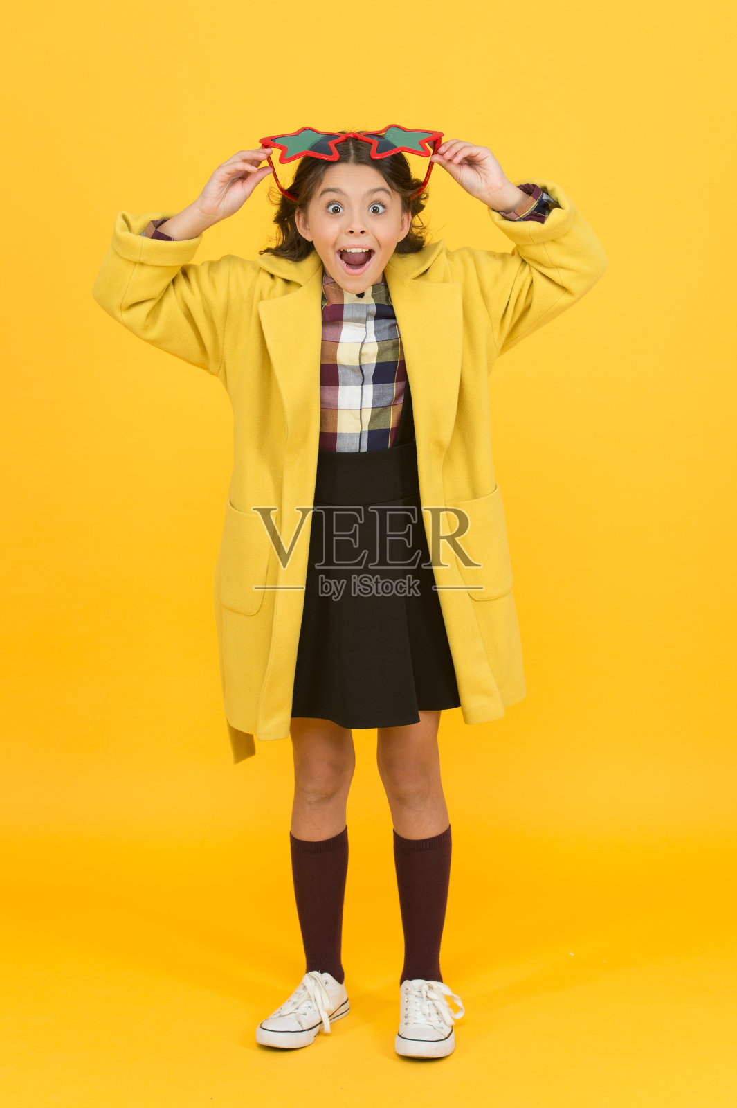 名人的孩子。明星的概念。名誉和声望。开朗的女孩戴着眼镜。酷小孩名人。受欢迎的女生。狂欢节服装名人。梦到的名声。变得受欢迎照片摄影图片