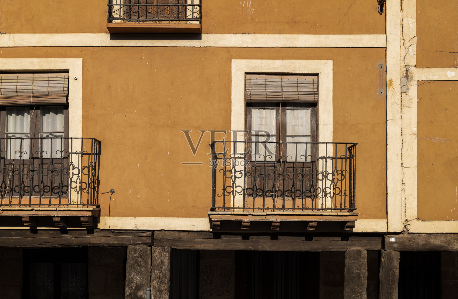 西班牙卡斯蒂利亚里昂艾隆一座老建筑的正面照片摄影图片