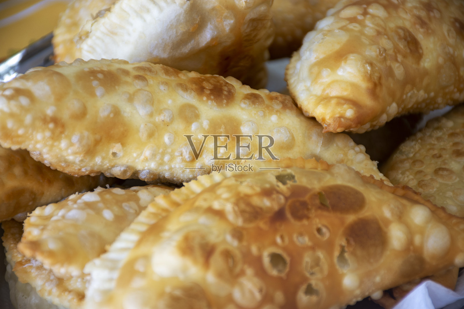 一份炸粉彩放在桌上照片摄影图片