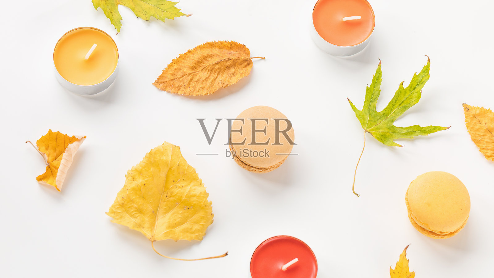 秋平布置有蜡烛、树叶、杏仁饼照片摄影图片