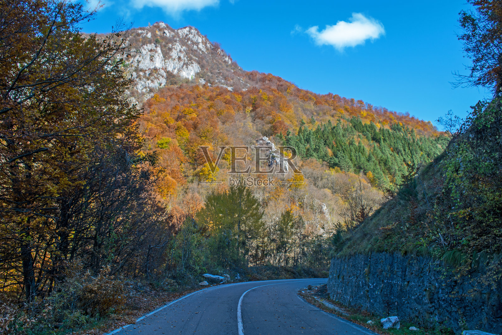 山路靠近山。照片摄影图片
