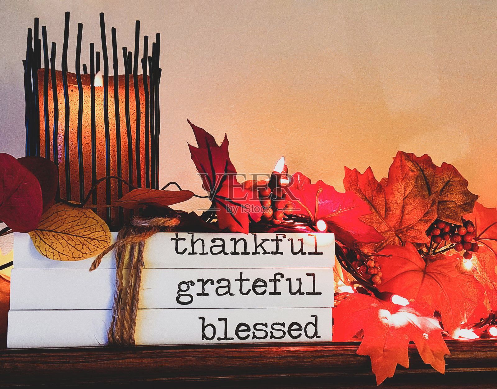 书上的蜡烛和树叶照片摄影图片