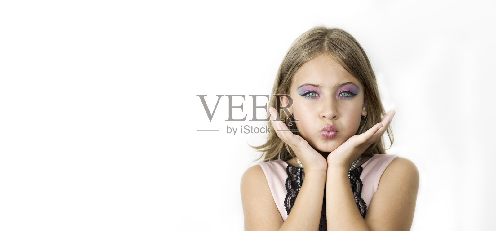 可爱的女孩化妆送一个吻在白色的背景照片摄影图片