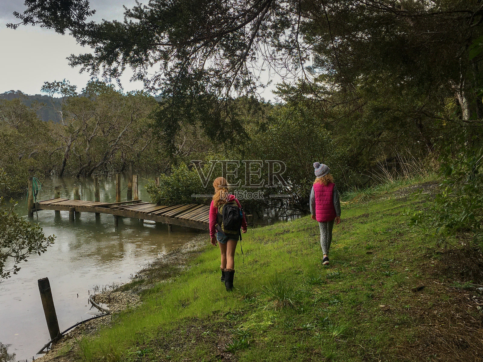 两个孩子在河边散步照片摄影图片