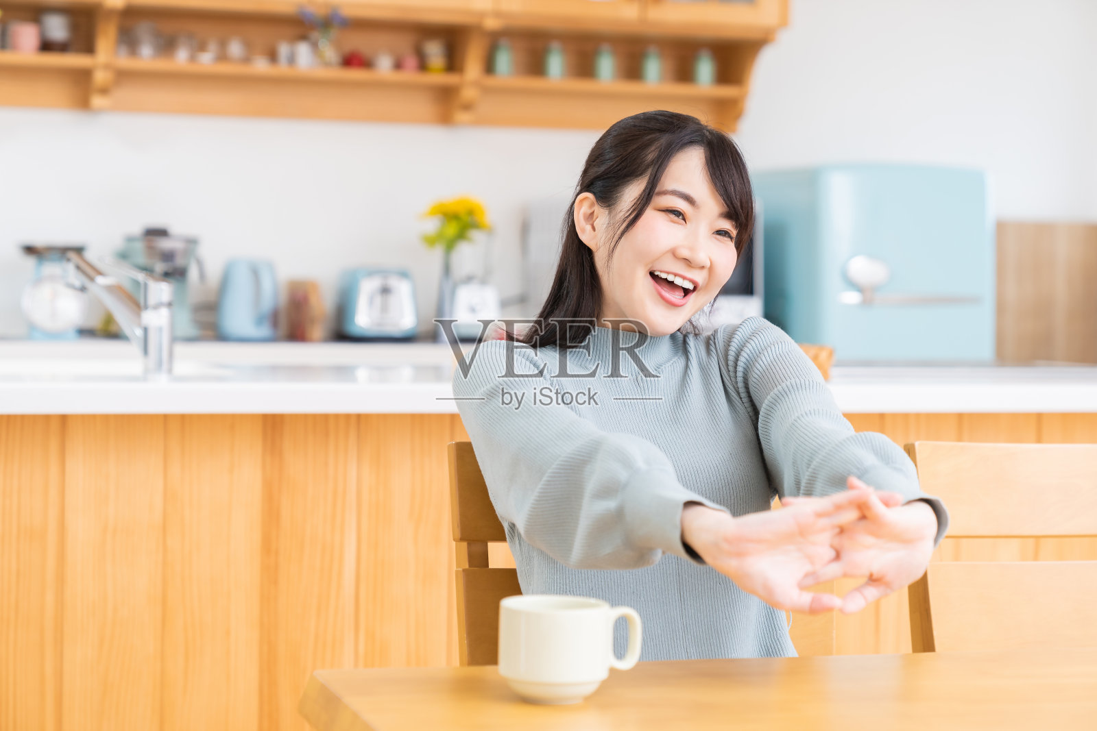 亚洲美女放松照片摄影图片