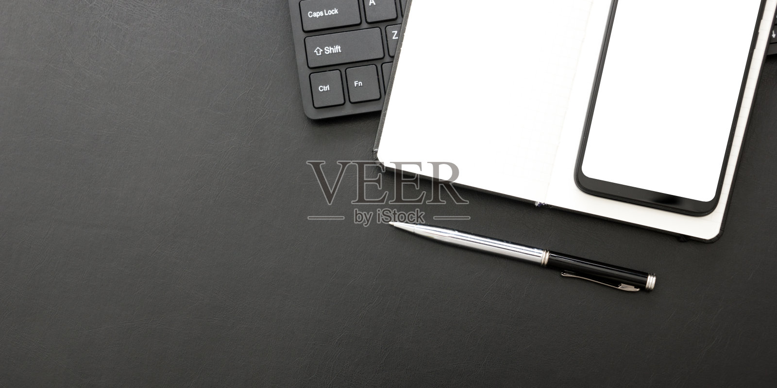 办公桌椅和用品。平铺办公场所及物件。前视图。文本复制空间照片摄影图片