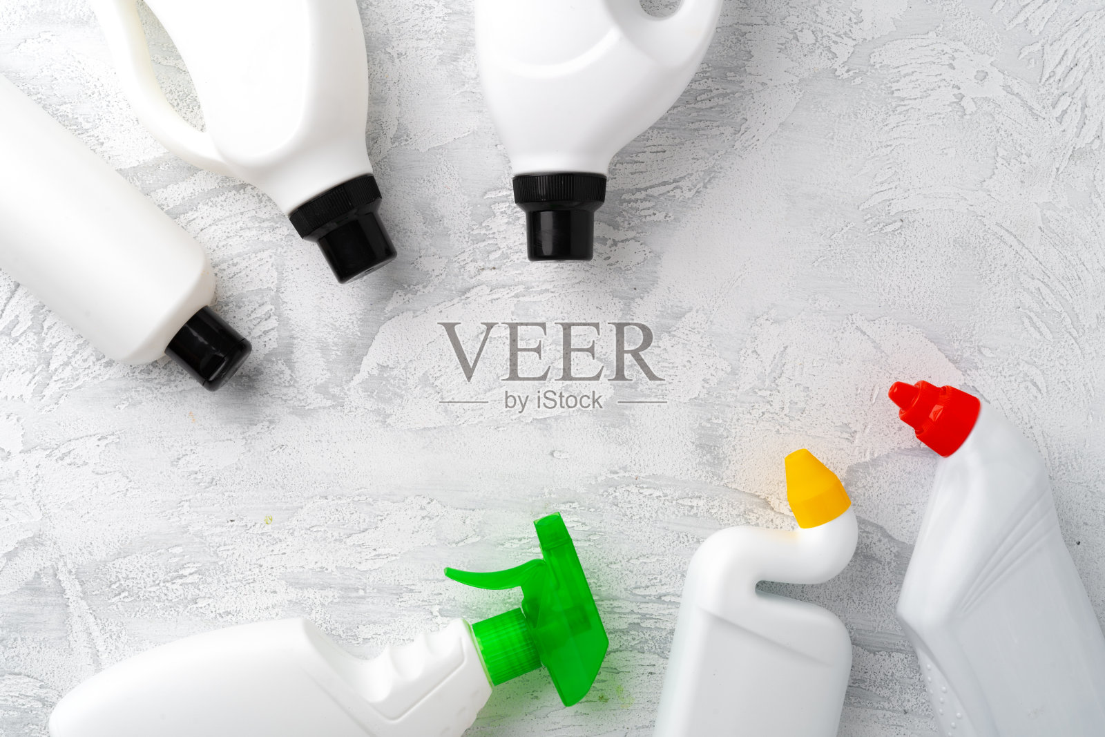 集不同的瓶子洗涤剂顶视图在灰色背景照片摄影图片