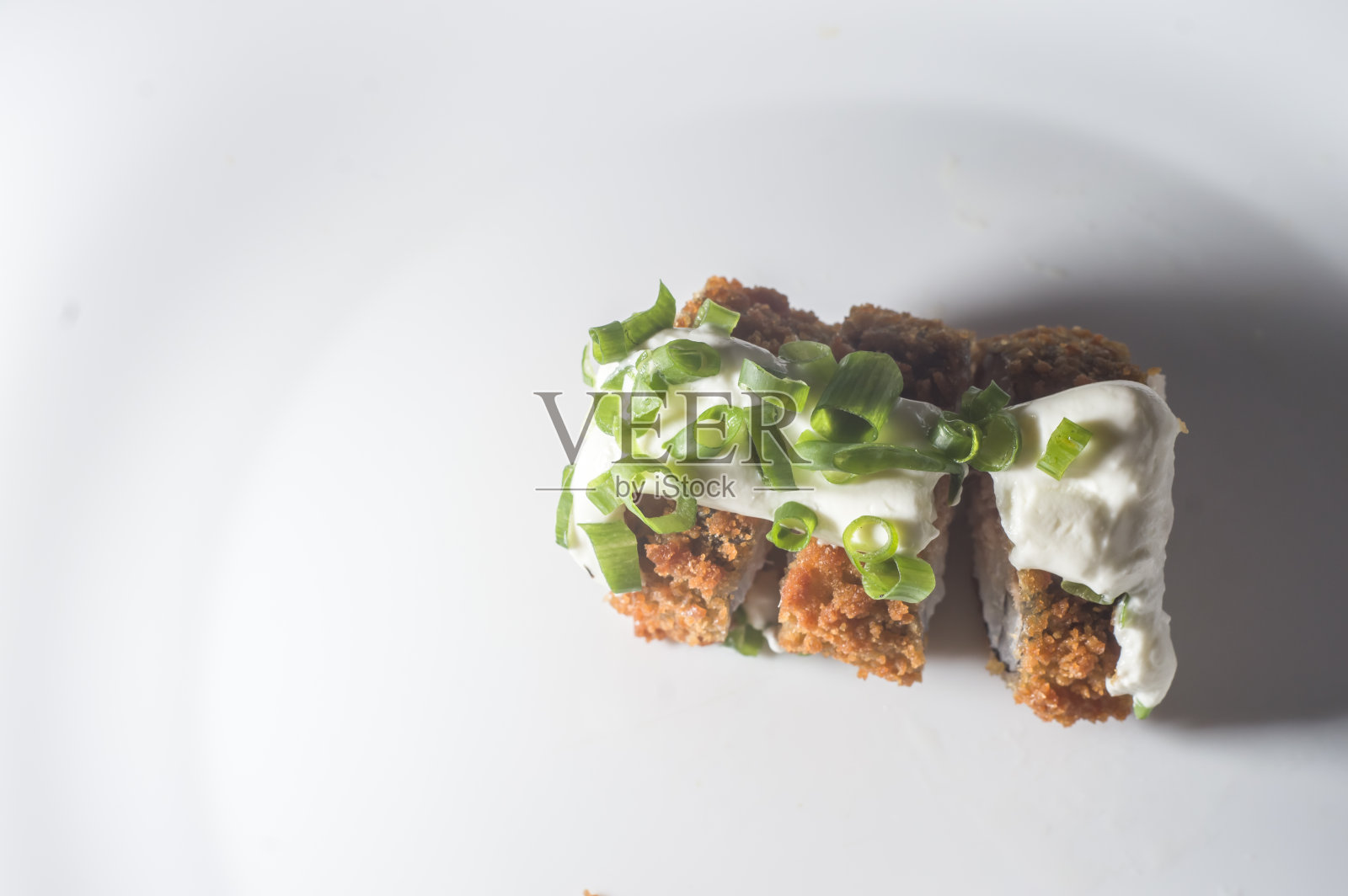 三文鱼热卷寿司放在白色的盘子里,充满活力和选择性照片摄影图片