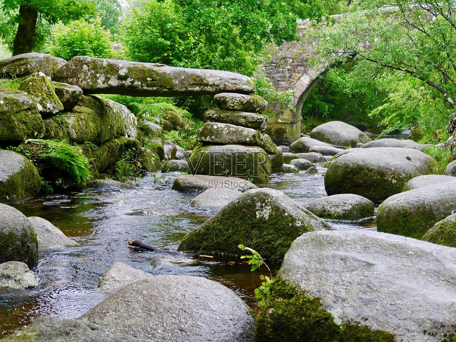 河边的岩石照片摄影图片