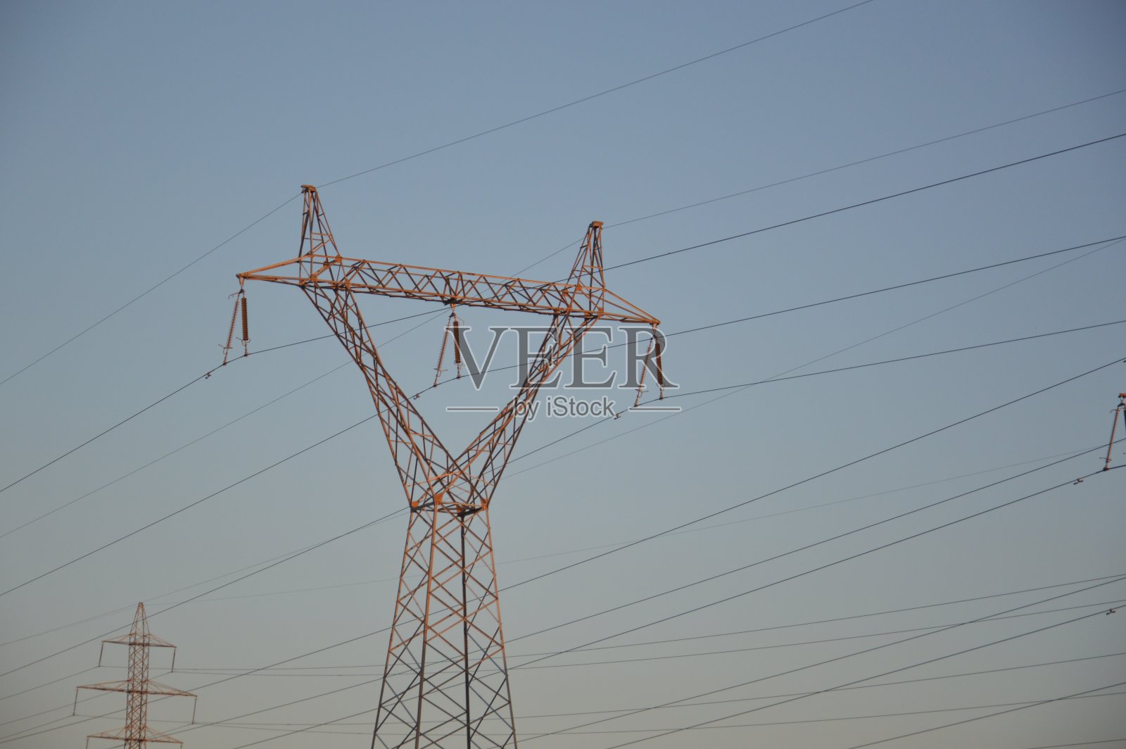 高压电力线的杆子和导线照片摄影图片