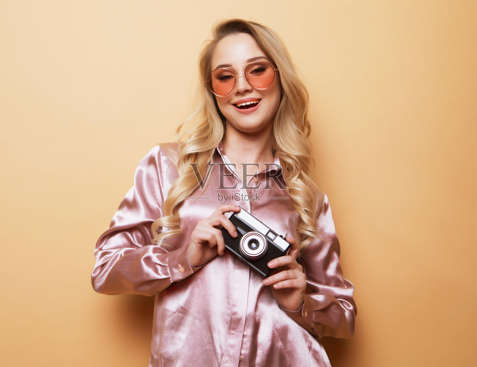 生活方式,时尚和人的概念:美丽的金发女人拿着相机照片摄影图片