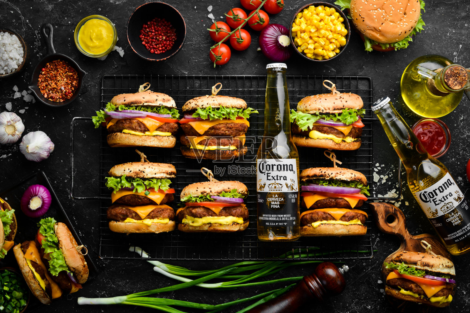 乌克兰,LVIV - 2021年2月22日:克朗啤酒和一套汉堡。街头小吃和饮料。前视图。乡村风格照片摄影图片