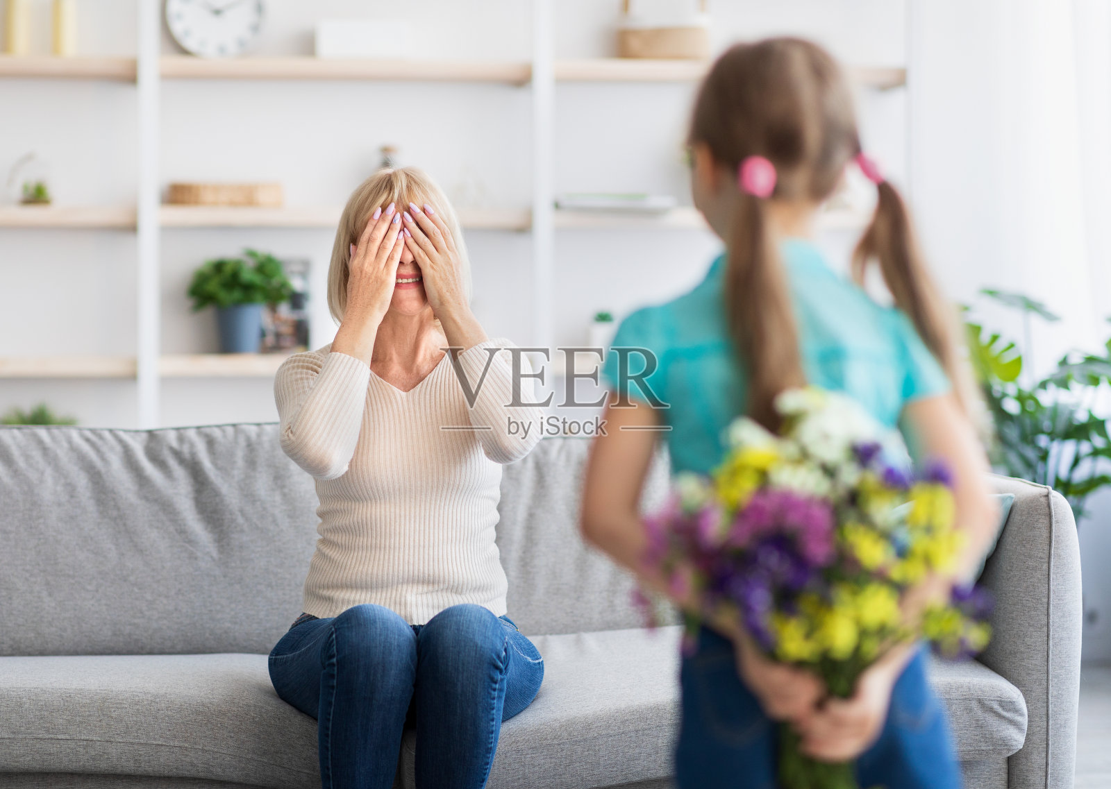 小女孩给奶奶惊喜的背影照片摄影图片