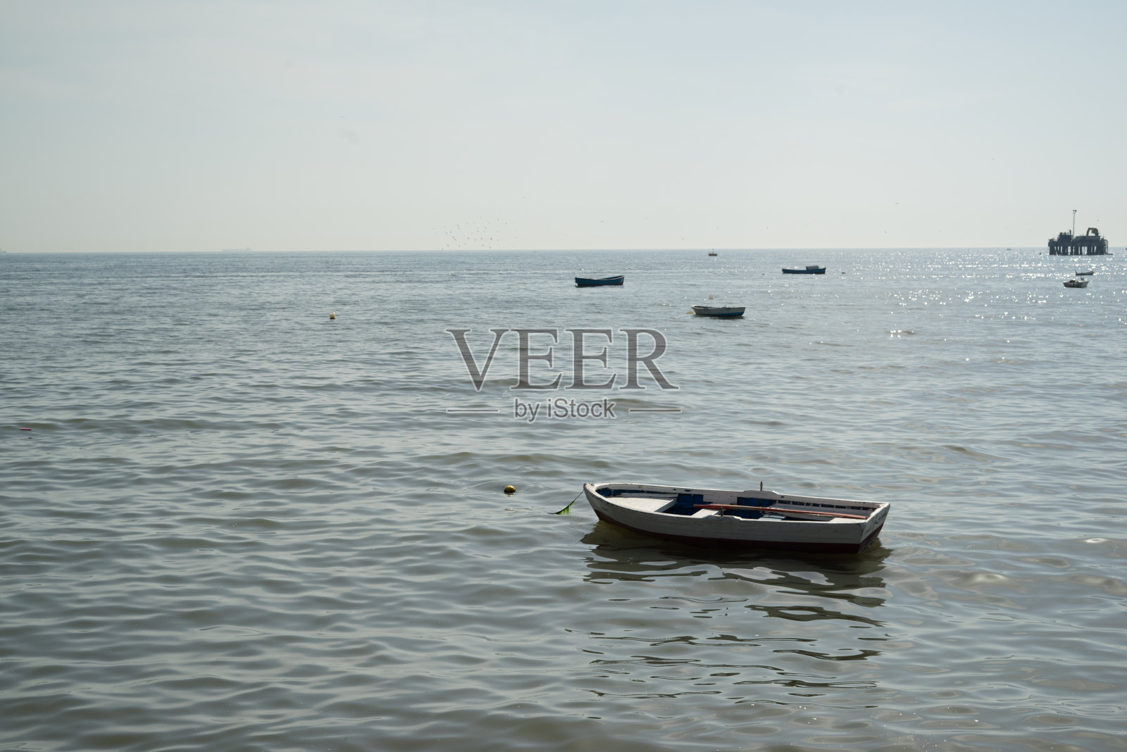 单船与大海和海滩的观点与其他船的背景照片摄影图片