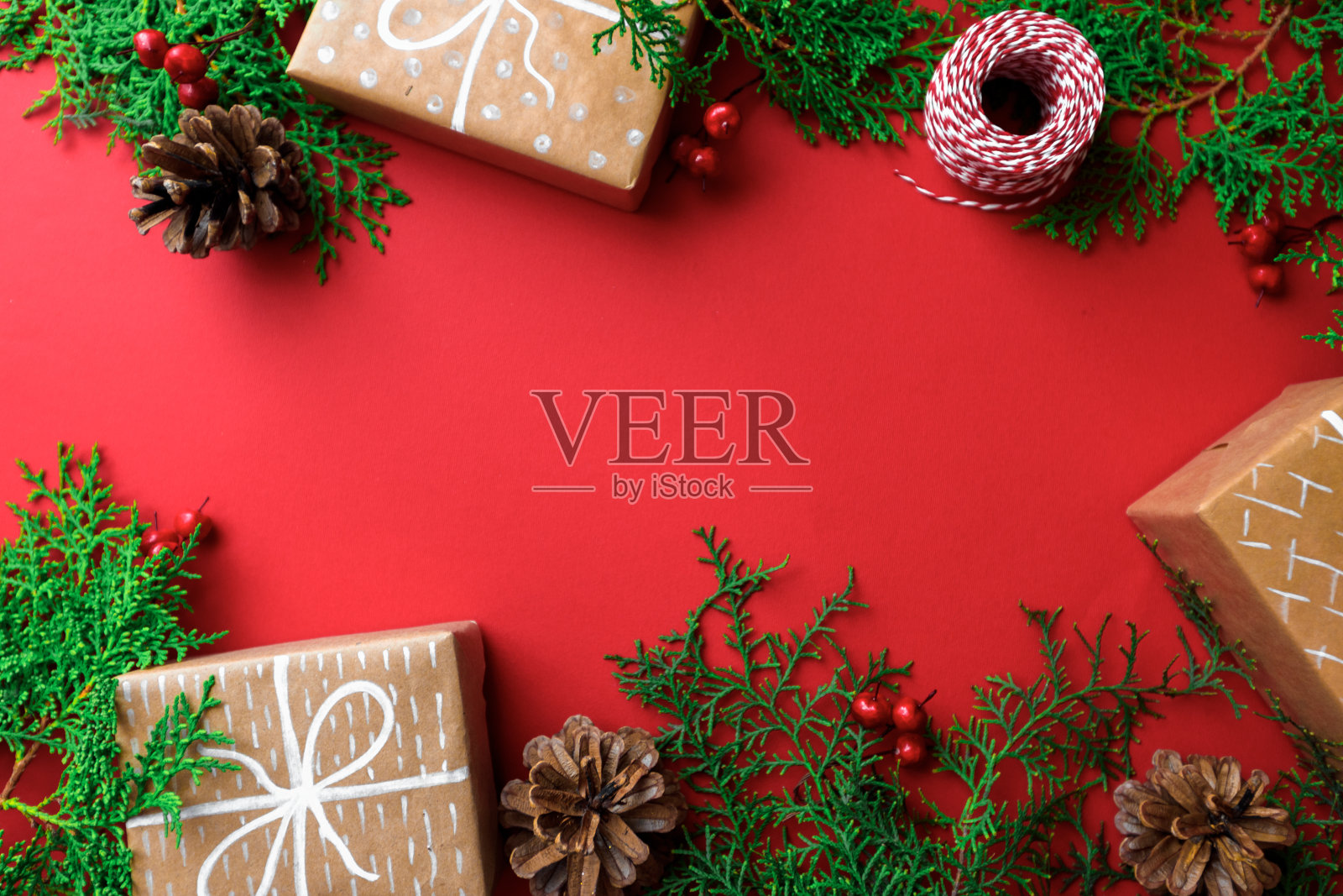 新年礼物和装饰品在红色背景顶部视图-图像照片摄影图片