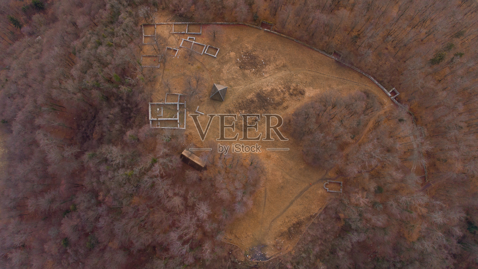 无人机拍摄的里夫尼克考古遗址,可以看到早期几个世纪的废墟轮廓,靠近切列的森图尔。照片摄影图片