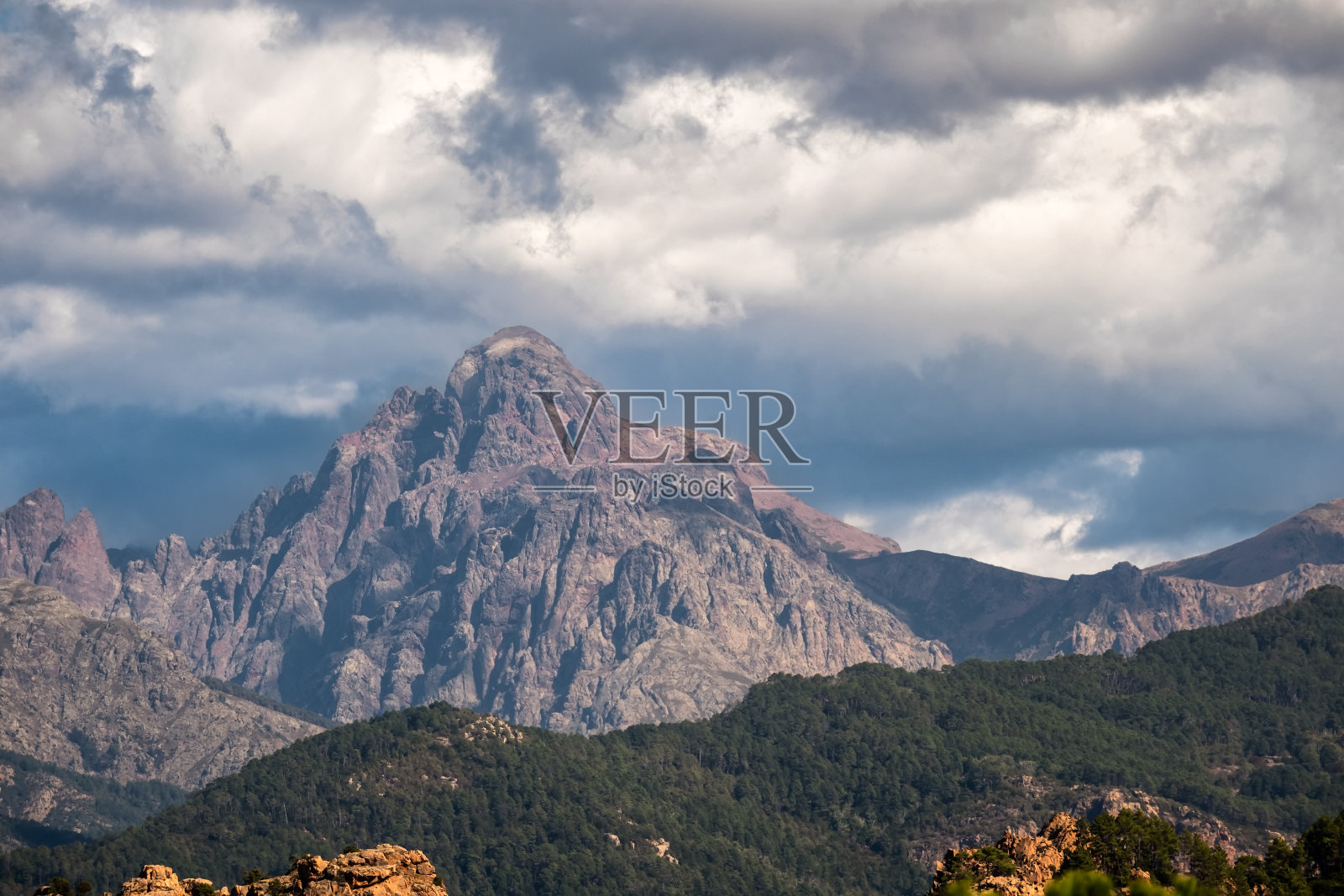 科西嘉岛的帕格里亚奥尔巴山照片摄影图片