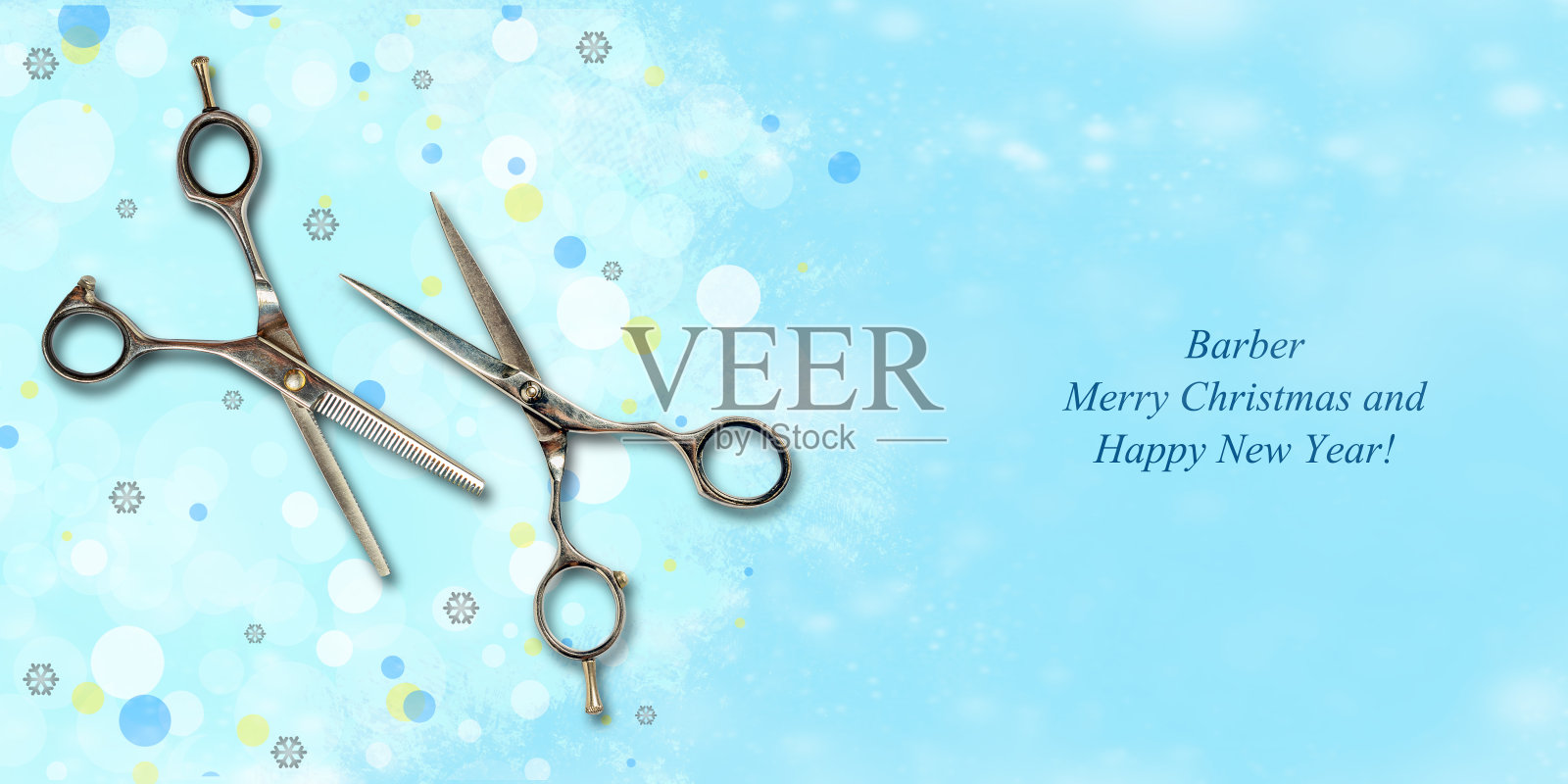 蓝色背景上的理发剪刀。雪花。多色的眩光。新年快乐,美发师。美发师,美容院,理发店的祝贺横幅。照片摄影图片