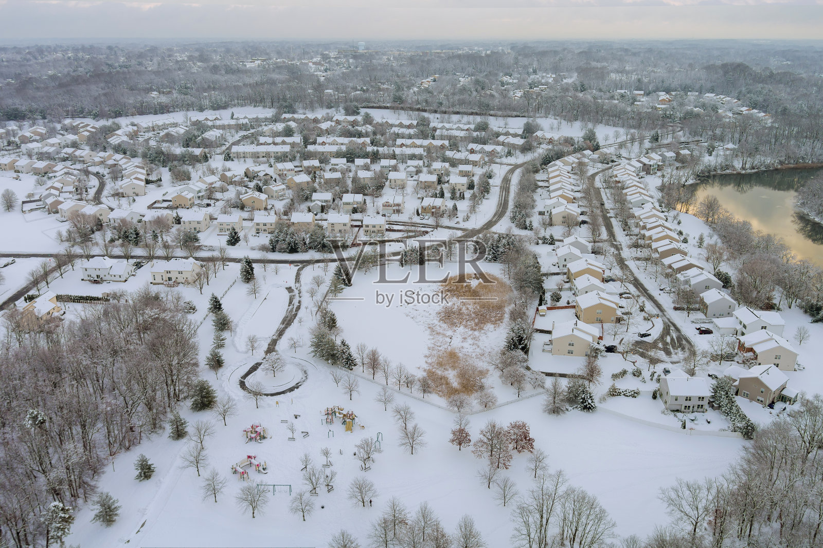 鸟瞰图的风景小镇与公寓小区覆盖在美妙的冬季风景白雪皑皑照片摄影图片