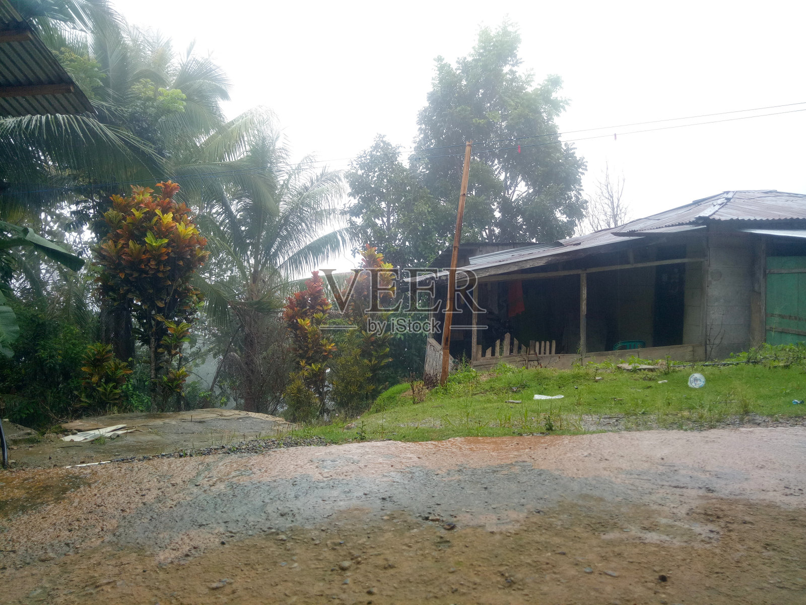 下雨时gorontalo的乡村气氛。照片摄影图片