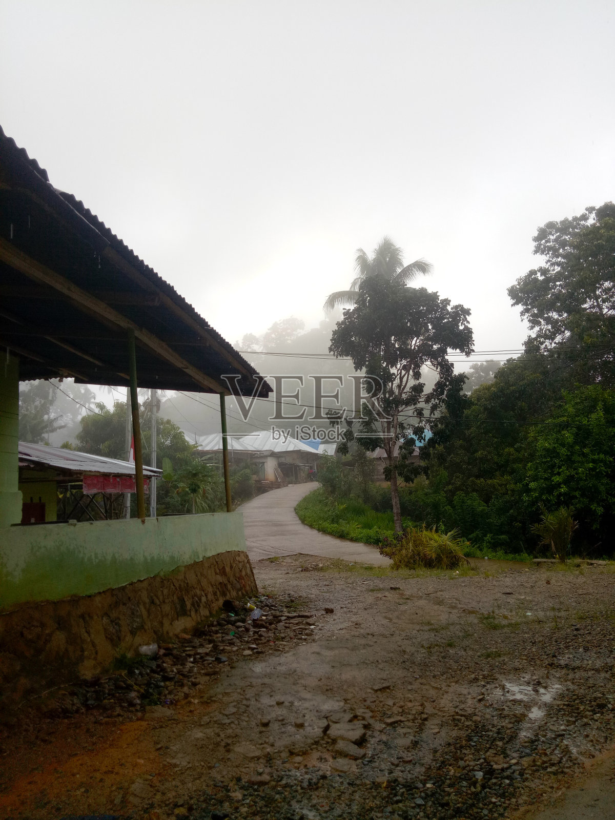 下雨时gorontalo的乡村气氛。照片摄影图片