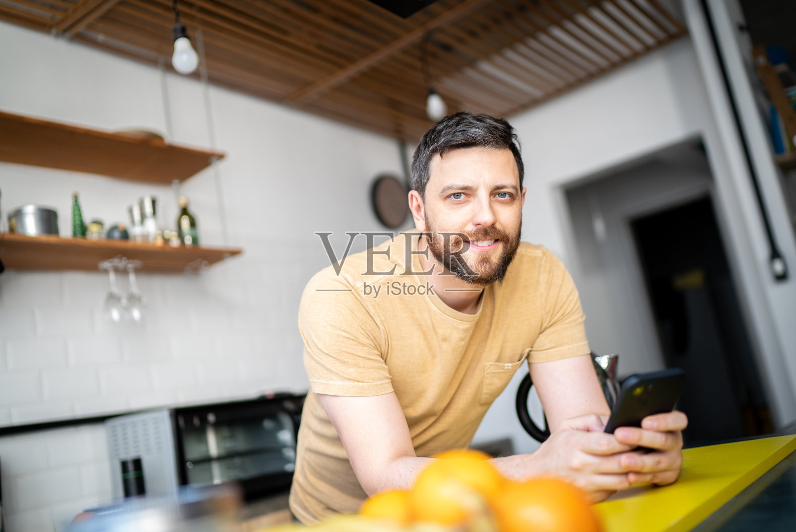 中年男子拿着智能手机的照片照片摄影图片