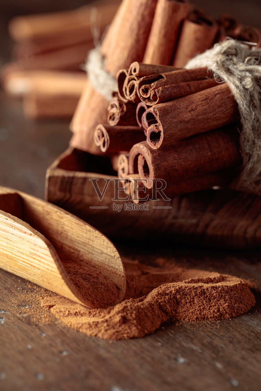 肉桂棒和木勺粉。照片摄影图片