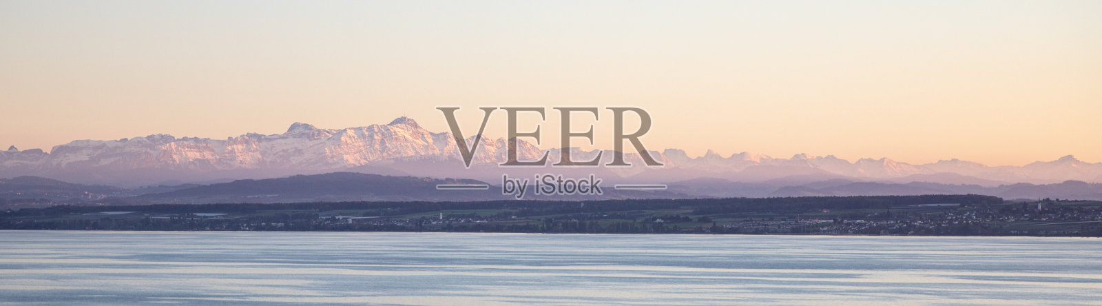 山脉和云天的全景照片摄影图片