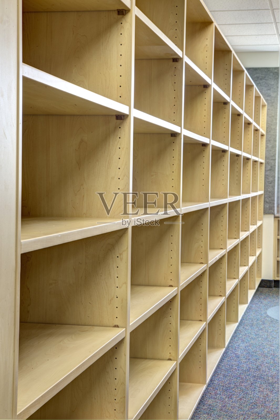 一所小学里新建的空荡荡的图书馆书架。照片摄影图片