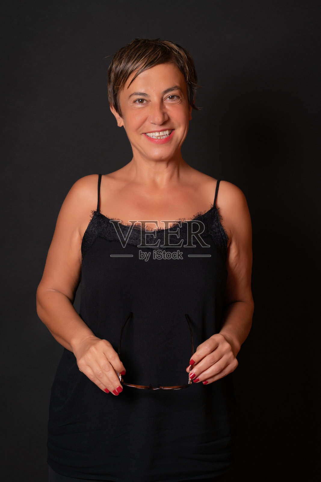 黑色背景上美丽的高级女性。照片摄影图片