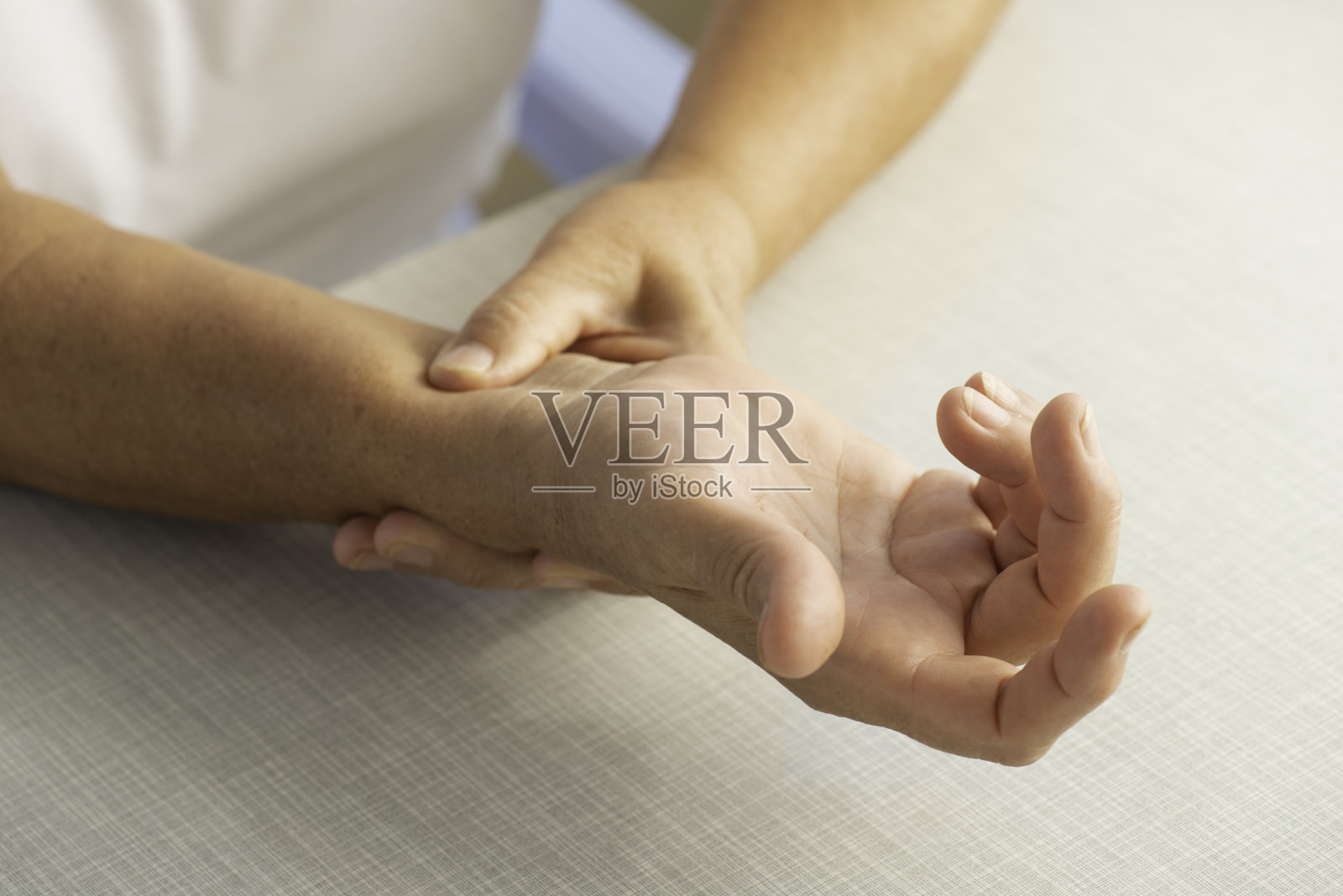 老年妇女感到疼痛照片摄影图片