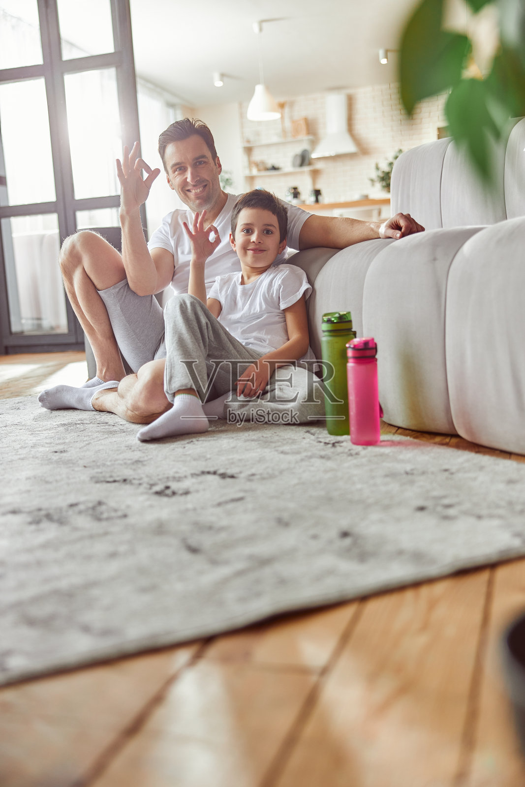 快乐的父亲和儿子在家里共度美好时光照片摄影图片