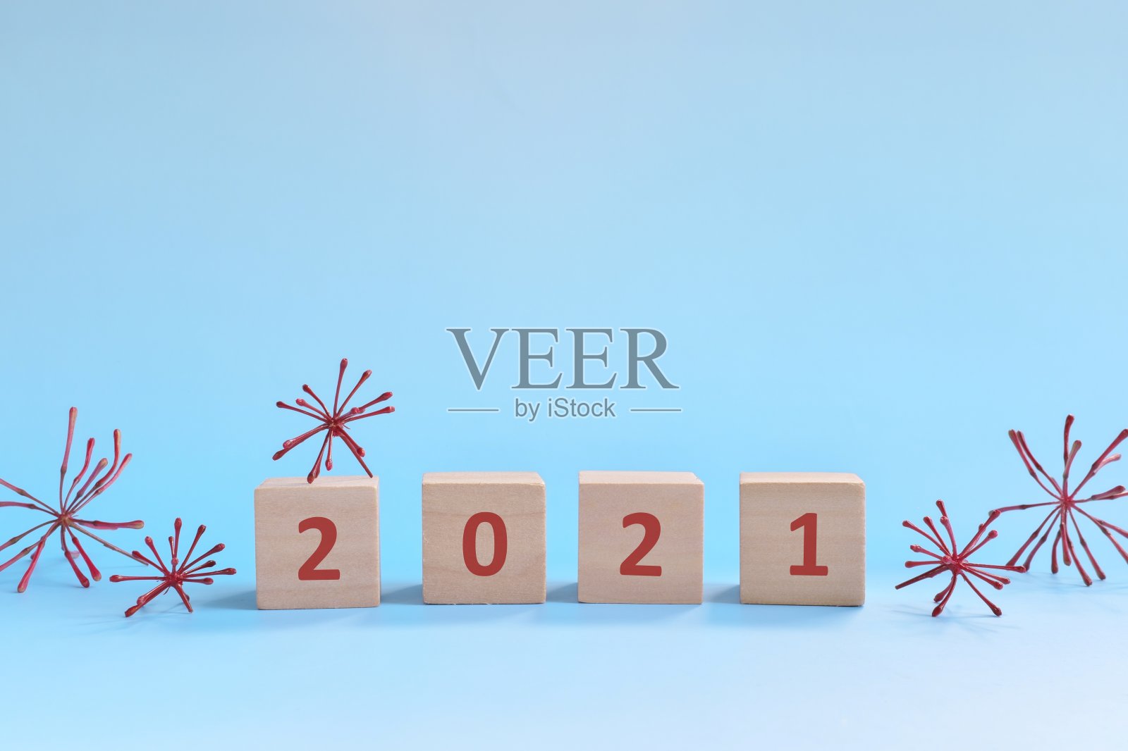 2019冠状病毒病2021年概述、总结和回顾概念。木块印刷在蓝色背景与复制空间。照片摄影图片