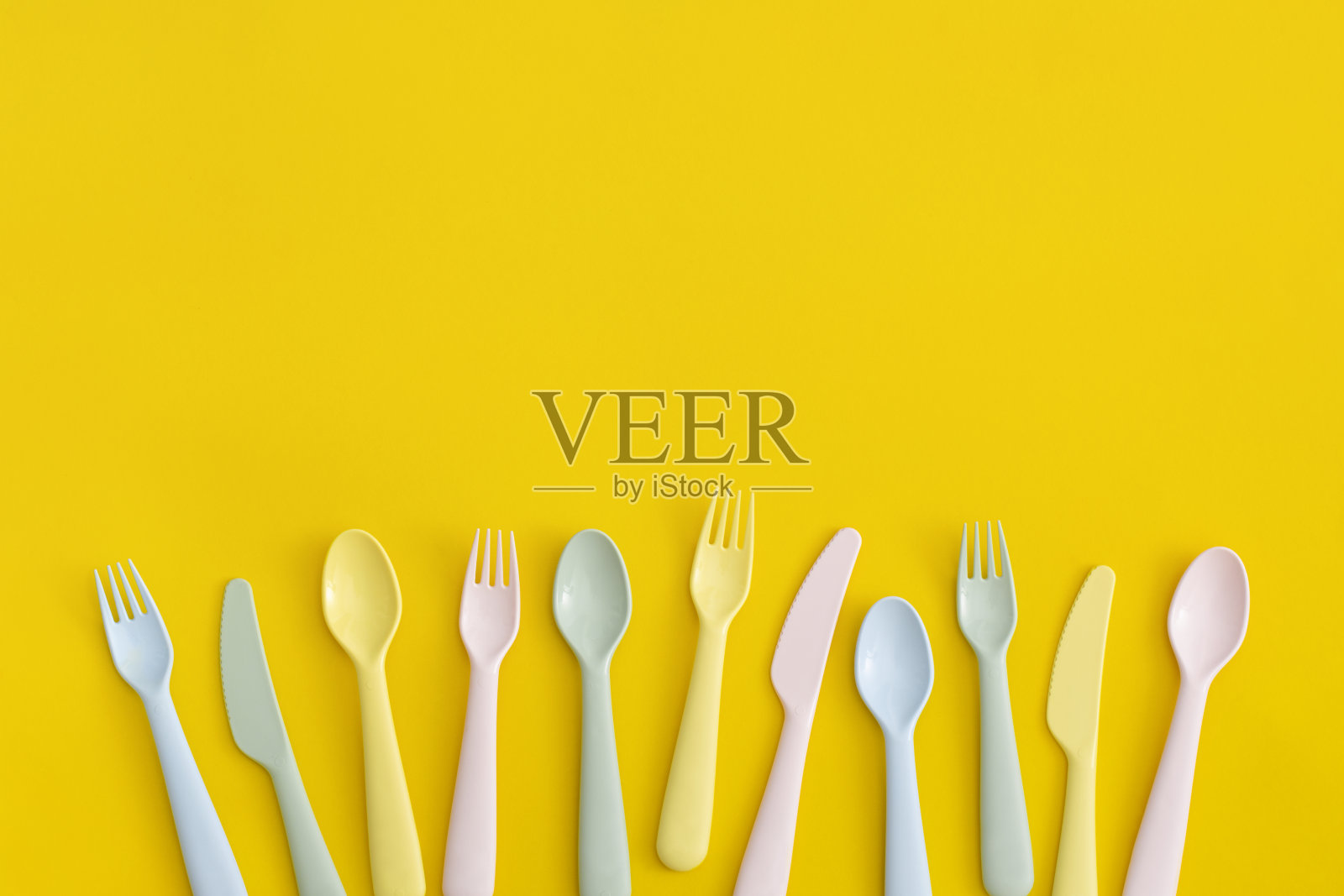 食品塑料包装上的黄色背景。回收塑料和生态的概念。照片摄影图片