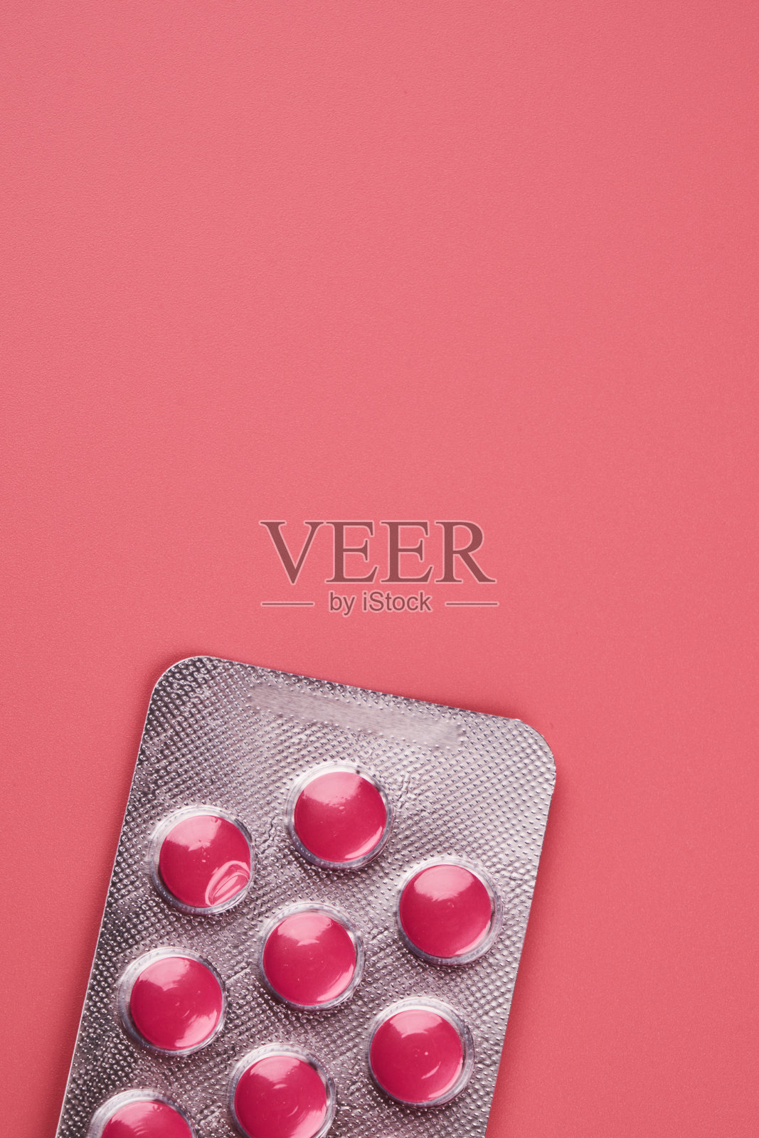 水泡粉红色药丸封闭孤立的粉红色背景与复制空间。消化系统药物照片摄影图片