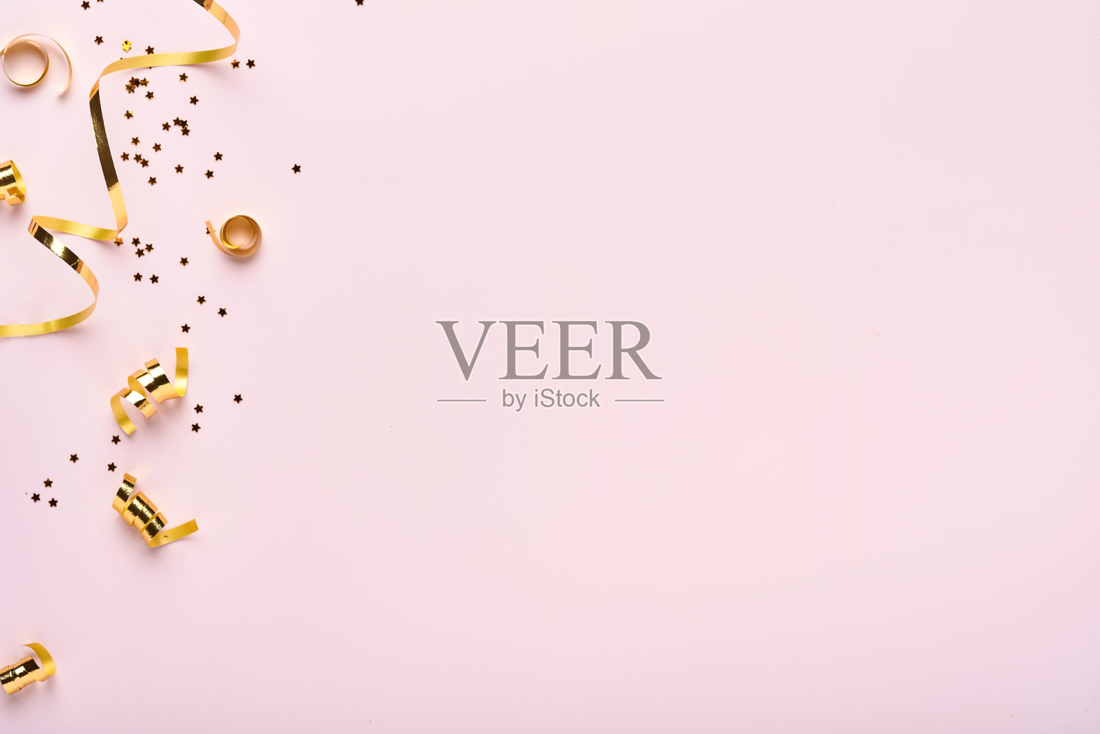 圣诞组成。圣诞粉红色的礼物或礼物盒,金色的小玩意和五彩纸屑在粉红色的背景上。平铺,俯视图。神奇的圣诞贺卡。边界设计。模拟。照片摄影图片