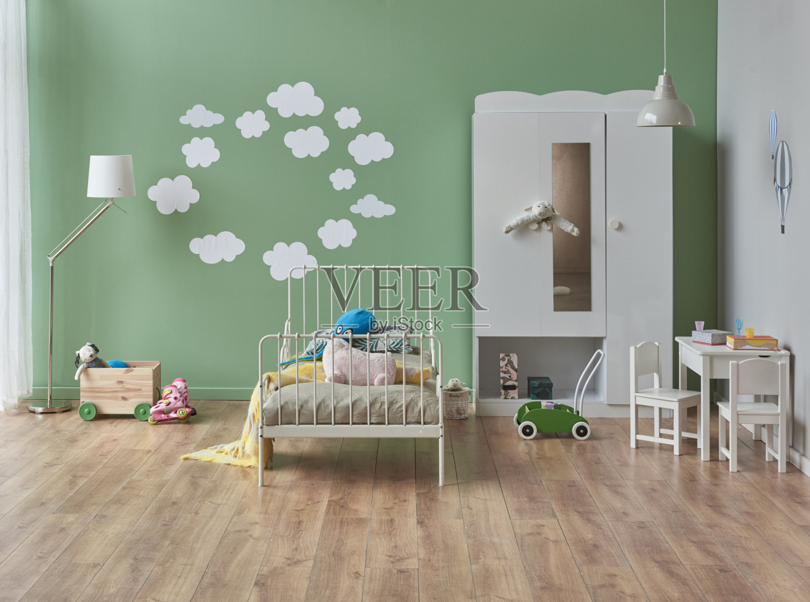 现代家庭室内婴儿房,灰色和绿色的墙壁装饰照片摄影图片