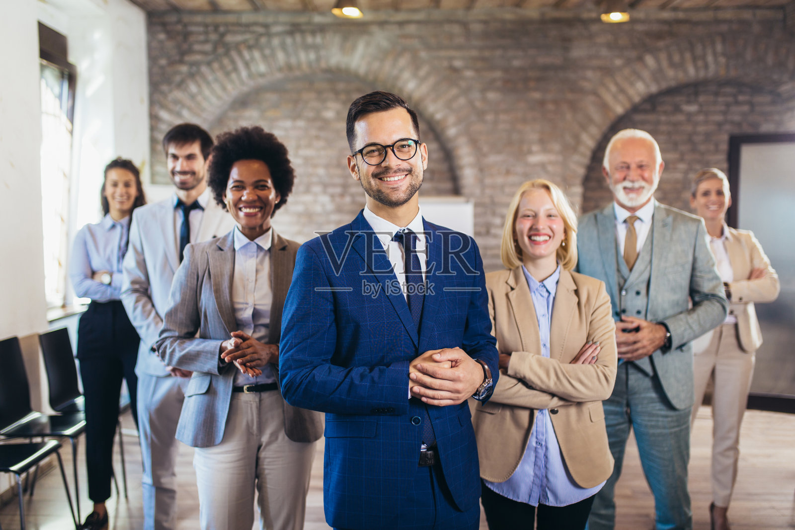 一群成功的商务人士在现代办公室的肖像。照片摄影图片