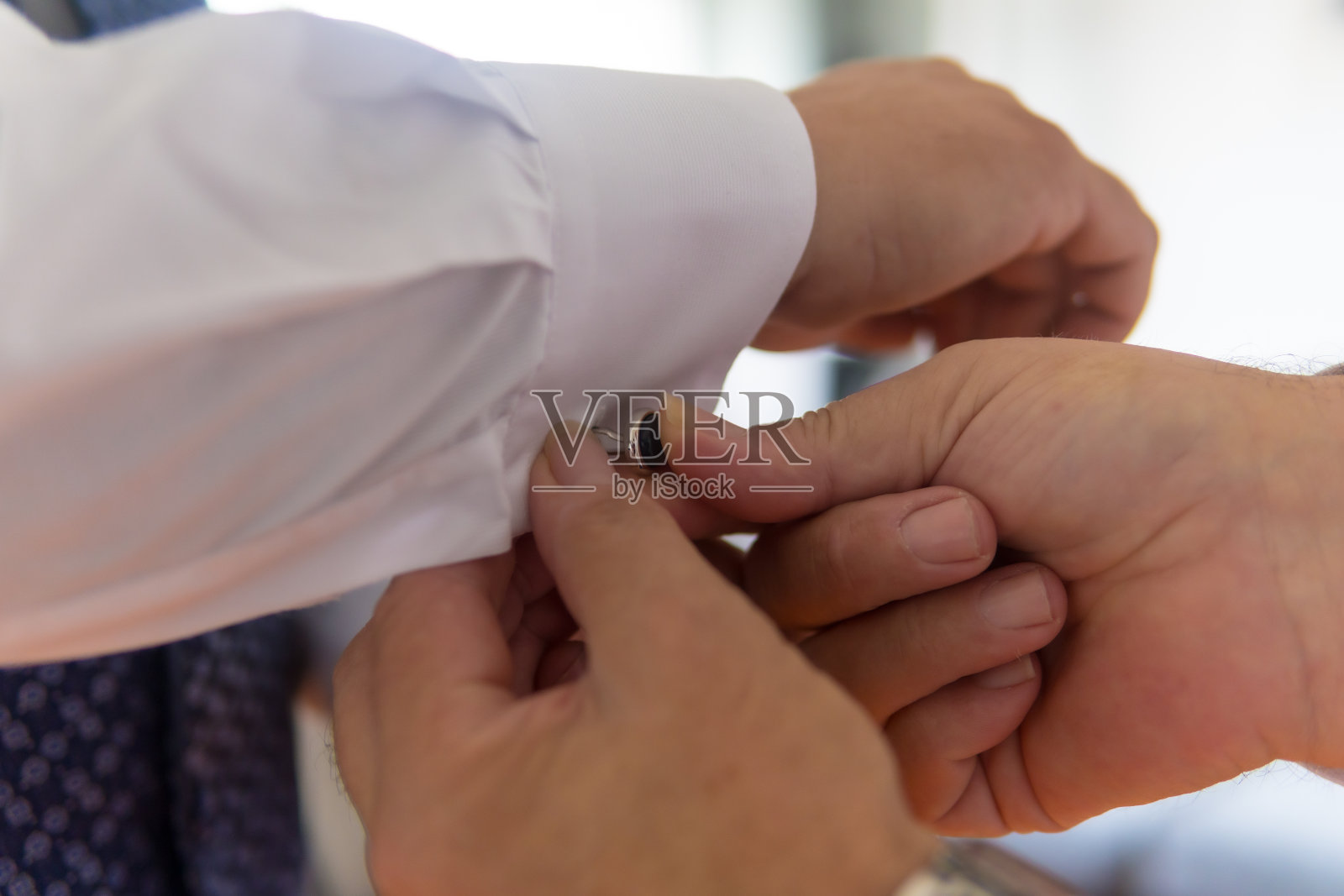 婚礼前的早晨,父亲把袖扣给新郎,在婚礼庆典上拍照照片摄影图片