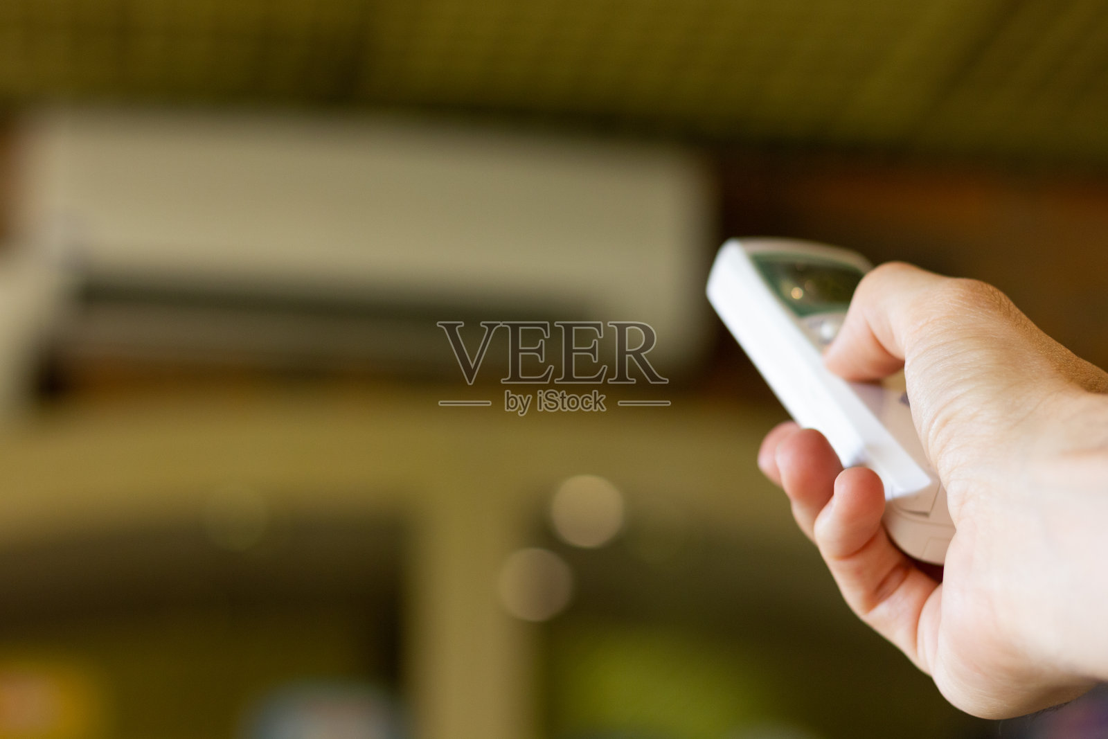 手拿遥控器指向交流设备照片摄影图片