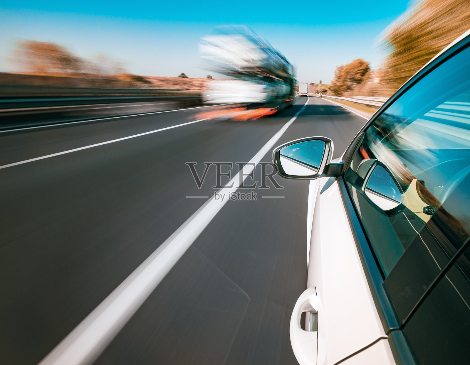 在高速公路上开车照片摄影图片